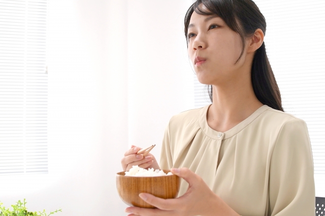よく噛んで食べることが大切な理由は？毎日の食事を楽しむ習慣を解説