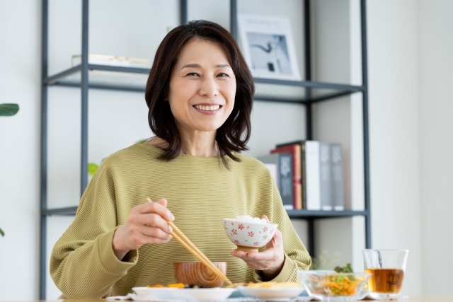 年齢とともに食事の悩みが増えたら?無理なく楽しむ食べ方のヒント
